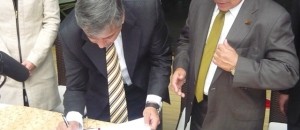 A la izquierda Jorge Silva, Gerente General Microsoft Colombia junto a Gilberto Toro Director Ejecutivo de la Federación Colombiana de Municipios firmando la alianza entre las organizaciones.