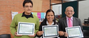 Estudiantes con su diploma que los acredita como Agentes Telefónicos de Call y Contact Center