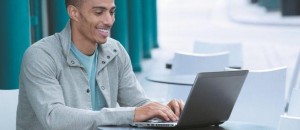 Hombre con Ultrabook
