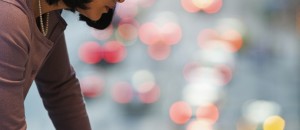 Mujer con Tableta en la Ciudad