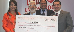 Entrega cheque Fe y Alegría 2013