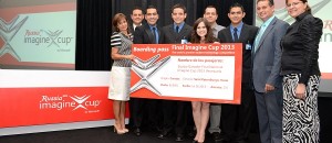 Representantes de Microsoft Venezuela con equipo ganador de Copa de la Imaginación 2013