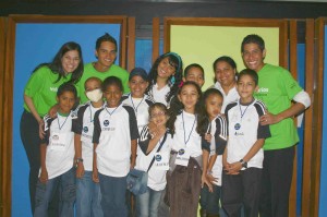 Voluntarios y niños