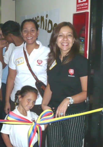 Marianella Durán de Mabe junto a los estudiantes de Fe y Alegría