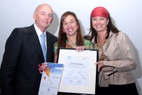 Claudia Valladares junto a Oswaldo Cisneros y Mireya Blavia de Cisneros