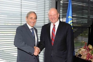 Steve Ballmer, CEO de Microsoft Corporation (derecha), y Julio Linares, consejero delegado de Telefónica S.A.