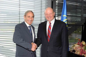 Steve Ballmer, CEO de Microsoft Corporation (derecha), y Julio Linares, consejero delegado de Telefónica S.A.