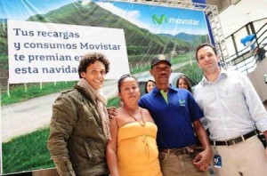 De iz a der: Daniel Terán, imagen de Telpago de Movistar acompañado por Rodolfo Barrios, ganador del carro Aveo y Augusto Moronta, vicepresidente de Mercadeo de Telefónica Venezuela.
