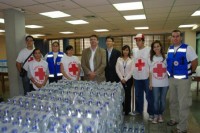 Ricardo Adam, Zezinho Lee y Ángel Ramos con voluntarios de la Cruz Roja