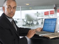 Hombre con Laptop en Aeropuerto