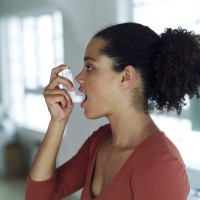 Foto Mujer usando inhalador - cortesía Novartis