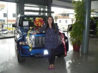 Ganadora María Cárdenas con su camioneta