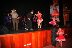 Rafael Parra  El Ovejo de la Canta  junto a los niños de la Escuela de Joropo CCS
