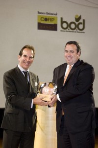Víctor Vargas Irausquín recibió el premio de manos de Carlos Pascual, vicepresidente de American Express® para Latinoamerica.