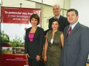 Leyenda fotografía (de Izquierda a derecha):  Anayda Frisneda, Gerente General de Microsoft Venezuela, María Liliana Mor, Gerente de programa POETA de Fundación de las Américas / OEA