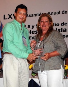 Giovanna Bruni, Gerente General de la Fundación Telefónica y Luis Perozo, Director de la Región Oriente y Guayana de Telefónica, reciben el premio “Don Eugenio Mendoza” en el renglón “Trabajo Infantil” por su programa Proniño, durante la 67 Asamblea Anual de Fedecamaras.