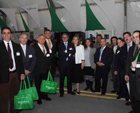En el centro de la foto, el Sr. Julio Rodríguez, Vicepresidente Ejecutivo de la División Europa, Medio Oriente, África y Sur América, acompañado por los empresarios venezolanos y parte de la directiva de Schneider Electric Venezuela.