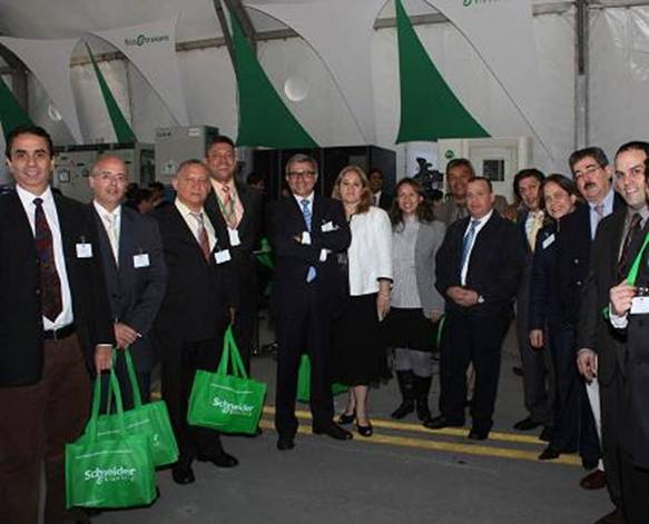 En el centro de la foto, el Sr. Julio Rodríguez, Vicepresidente Ejecutivo de la División Europa, Medio Oriente, África y Sur América, acompañado por los empresarios venezolanos y parte de la directiva de Schneider Electric Venezuela.