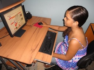 Niña en computador