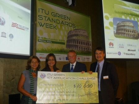 Silvia Guzmán, de Telefónica, junto con la ganadora del concurso, Lis Lugo; Malcolm Johnson, de la ITU, y John Smiciklas, de Research In Motion.