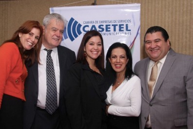 Directivos de CASETEL reciben a los participantes del foro. De izq. a der.: Patricia Valladares (Primera Vicepresidente), José María De Viana (Presidente),  Zulmari Artigas (Vicepresidente de Secretaría), Olga Mariela Pérez (Directora Ejecutiva) y Mario Seijas (Vicepresidente de Tesorería)