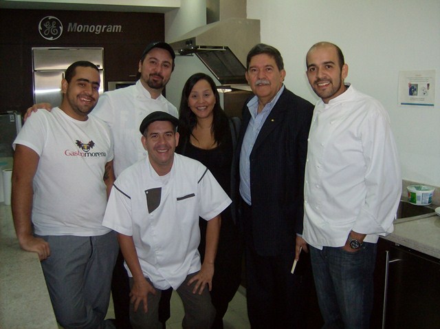 Jhordana Núñez, Asistente de Marca Mabe y el Chef Víctor Moreno junto a su padre y equipo de trabajo