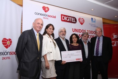 Entrega donativo Fe y Alegría