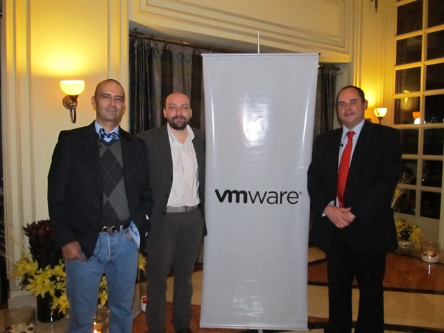 En la foto de izquierda a derecha: Santiago Canales, Territory Manager para Colombia, Ecuador y Venezuela de VMware; Christian Plata, Channel Engineer para Región NOLA, y Juan David Fajardo, Partner Business Manager NOLA.