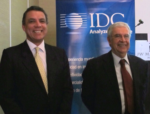 En la foto de izquierda a derecha: Humberto Gómez, vicepresidente de Enterprise de Huawei y Carlos Villate, gerente General de IDC Colombia.