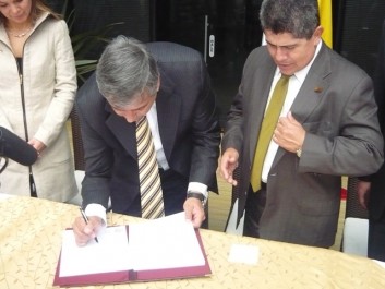 A la izquierda Jorge Silva, Gerente General Microsoft Colombia junto a Gilberto Toro Director Ejecutivo de la Federación Colombiana de Municipios firmando la alianza entre las organizaciones.
