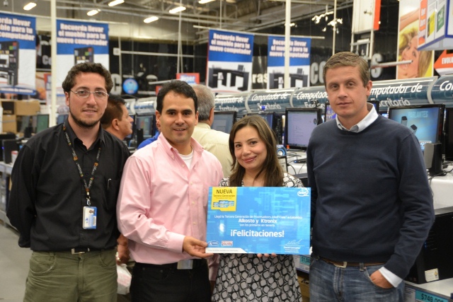 En la foto de izquierda a derecha: Andrés Calvache (PCK), David González (Intel Colombia), Sonia Giraldo (PCK), Andrés Mesa (Alkosto).