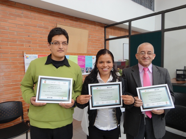 Estudiantes con su diploma que los acredita como Agentes Telefónicos de Call y Contact Center