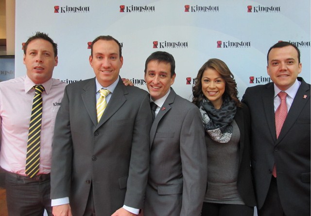 En la foto de izquierda a derecha: Luis Signoret, técnico especializado de la compañía; Juan Marrero, gerente de marketing para Latinoamérica; Jean-Pierre Cecillon, gerente regional de Kingston para Sur América; Claudia Ocampo, gerente de Relaciones Públicas para Latinoamérica y Miguel Orjuela, gerente para Colombia.