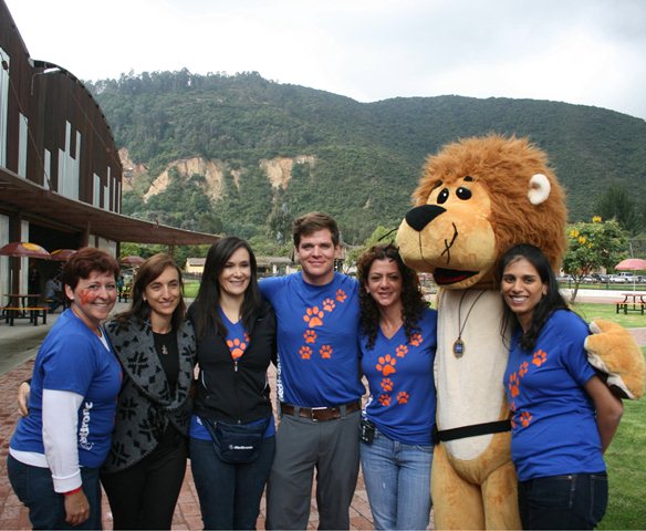 En la foto. De izquierda a derecha: Lynda Pike, Relaciones Públicas Medtronic Latinoamérica; Dra Paola Duran, Endocrinóloga Pediatra; Liliana Neira, Medtronic Diabetes Colombia; Jonny White, Ciclista y Psicólogo de los medios de comunicaciones; Martha Velasco, Medtronic Diabetes Región Andina; la mascota Lenny; Anushka Arellano, Marketing Diabetes Medtronic Latinoamérica.