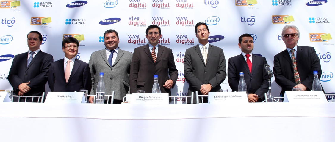 En la foto de izquierda a derecha Nicolás Bermúdez, Director IT Samsung Electronics Colombia; Iksuk Choi, Presidente Samsung Electronics Colombia; Juan Carlos Acosta, Presidente Tigo Colombia; Diego Molano Vega, Ministro de Tecnologías de la Información y las Comunicaciones; Santiago Cardona, Gerente del Segmento de Consumo Intel Cono Norte; Giovanni Vera, Gerente Comercial Crédito Fácil Codensa y Robert Ness, Director British Council Colombia