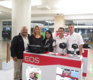 En la foto de izquierda a derecha  Sergio Velásquez, representante de cámaras EOS; Janeire Arango, representante de Mercadeo Colombia de Canon y tres asesores de producto en Colombia.