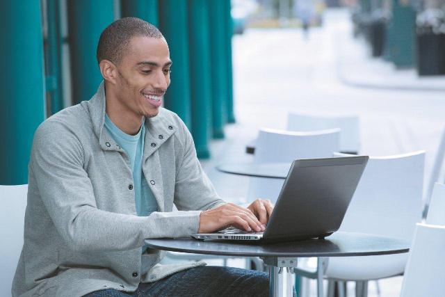 Hombre con Ultrabook