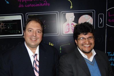En la foto de derecha a izquierda: Javier Firpo, Education Manager para Intel Latinoamérica y Sergio Briceno, coordinador RIBIE Uniminuto.