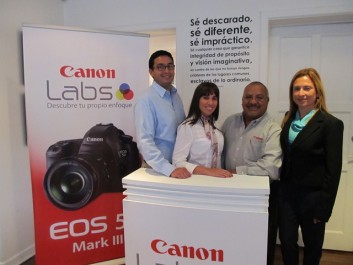 En la foto de izquierda a derecha, los ejecutivos de Canon: Elio Valenzuela, Representante de Mercadeo de la Línea EOS; Carolina Vásquez, Representante de Ventas para Colombia, Sergio Velásquez, Especialista PRO EOS y Janeire Arango, Representante de Mercadeo Colombia. 