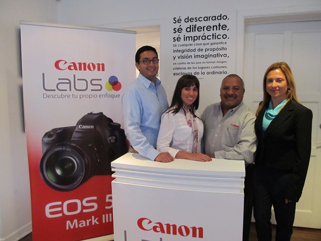 En la foto de izquierda a derecha, los ejecutivos de Canon: Elio Valenzuela, Representante de Mercadeo de la Línea EOS; Carolina Vásquez, Representante de Ventas para Colombia, Sergio Velásquez, Especialista PRO EOS y Janeire Arango, Representante de Mercadeo Colombia.