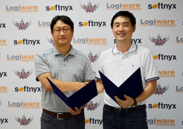 Firma de contrato de ‘GranAge’ realizado en la oficina central de Softnyx (Desde la izquierda: Saehoon Kim, representante de Logiware, y Sanchez Chang responsable de negocios de Softnyx)