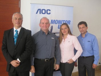 En la foto de izquierda a derecha: Juan Carlos Flórez, country manager Colombia; Robert Velez, gerente de mercadeo para América Latina; Lucía Arciniegas, Especialista de Canales, y Pedro Castro, gerente de Territorio Colombia, Ecuador y Bolivia AOC. 