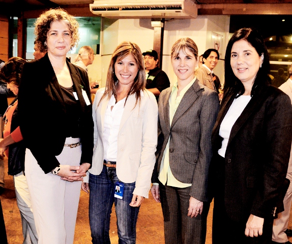 Gina Biasini, de Fundación Opportunitas; Liana Sosa, Líder del proyecto Aulas Fundación Telefónica; Ana Mancera, Gerente de Inversión Social de Fundación Telefónica y Valentina Ríos, Gerente General de Fundación Telefónica.