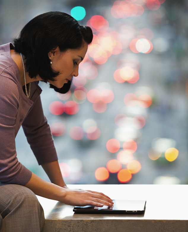 Mujer con Tableta en la Ciudad