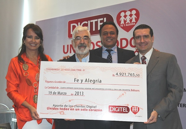 Entrega cheque Fe y Alegría 2013