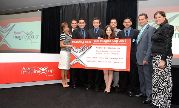 Representantes de Microsoft Venezuela con equipo ganador de Copa de la Imaginación 2013