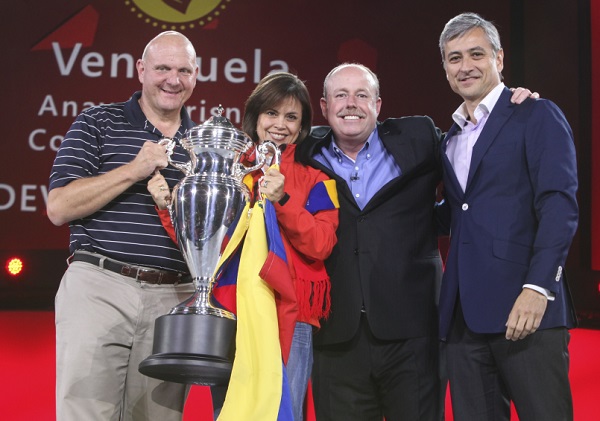 ANAYDA FRISNEDA, GERENTE GENERAL DE MICROSOFT VENEZUELA RECIBE LA COPA BEST WW SMALL SUB 2013