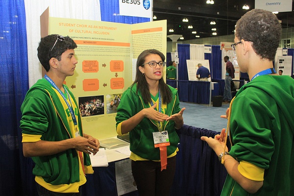 Estudiantes en el ISEF