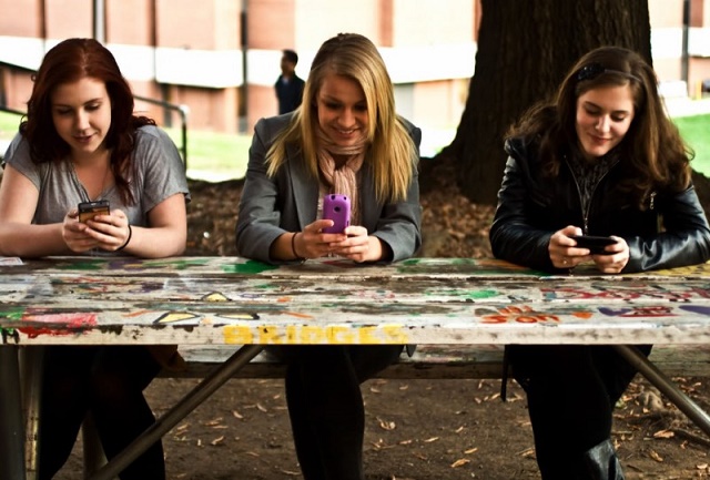 mujeres con moviles