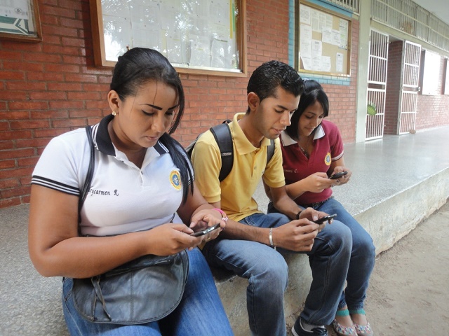 Estudiantes de la UDO conectados al Wifi para Tod@s